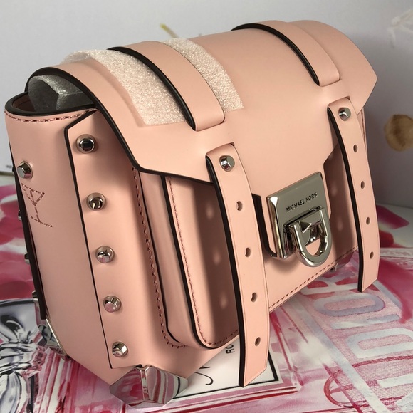 👜 MICHAEL Michael Kors Leather Crossbody - Picture 2 of 8